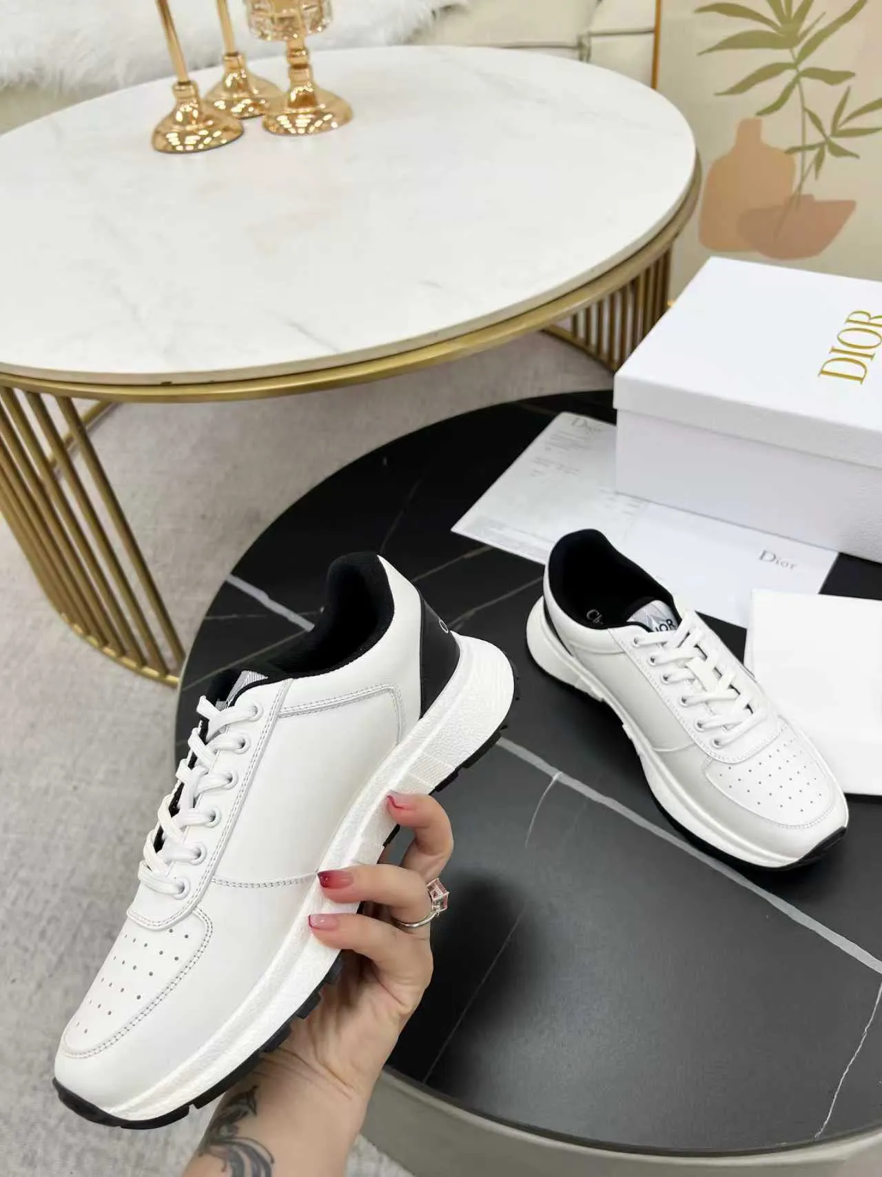 [Dior Dior] P: 640💰Couple model Size: Female: 35-40 (41 customized), male 39-44. (45 customized) 2025 Dior Dior autumn and winter new products🌹Fashion and trends coexist. Imported cowhide is customized one to one. Fabric; cowhide. Lining: Breathable mesh. Outsole: TPU.